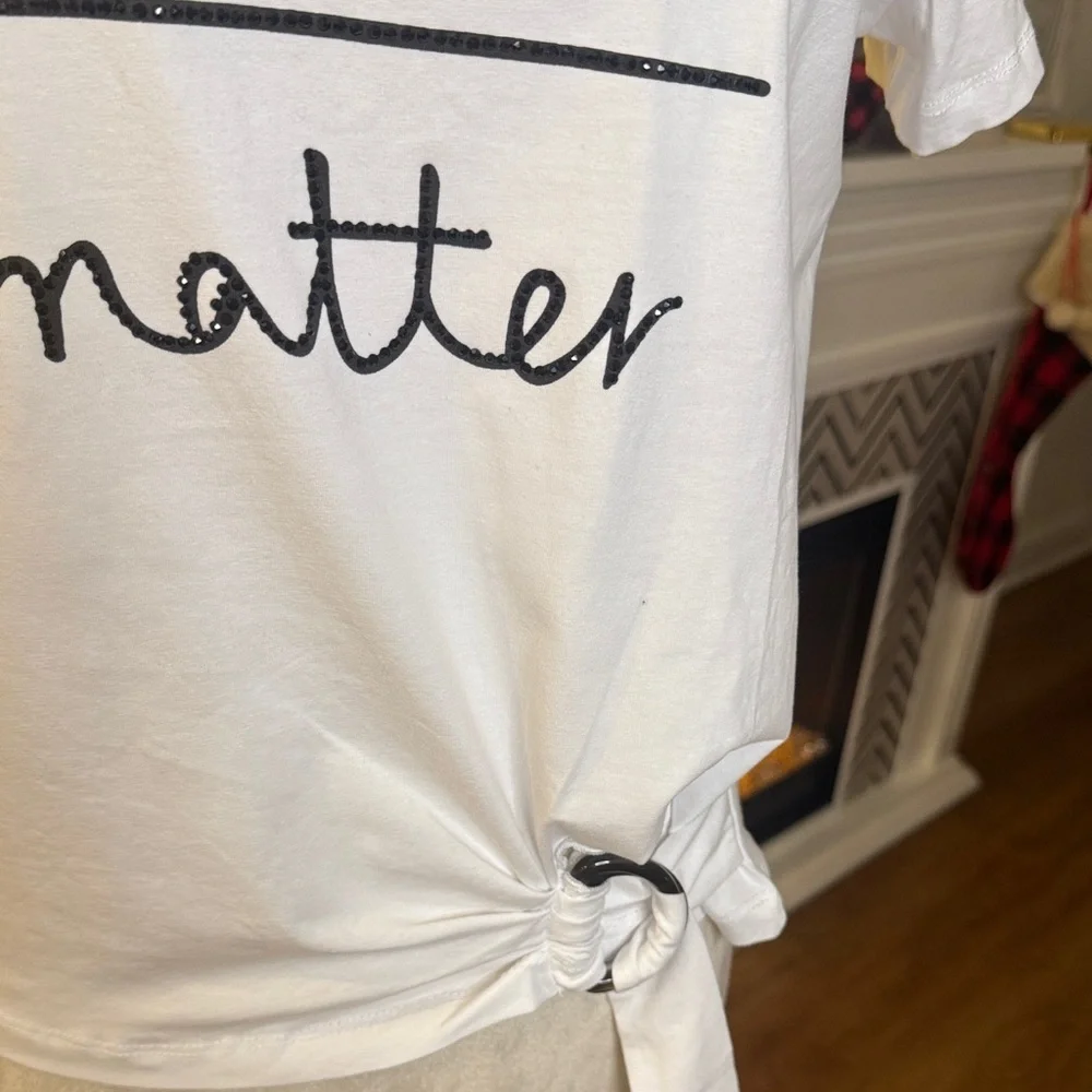 Everly White Tee with Black Script and Knot Detail - Picture 4 of 8